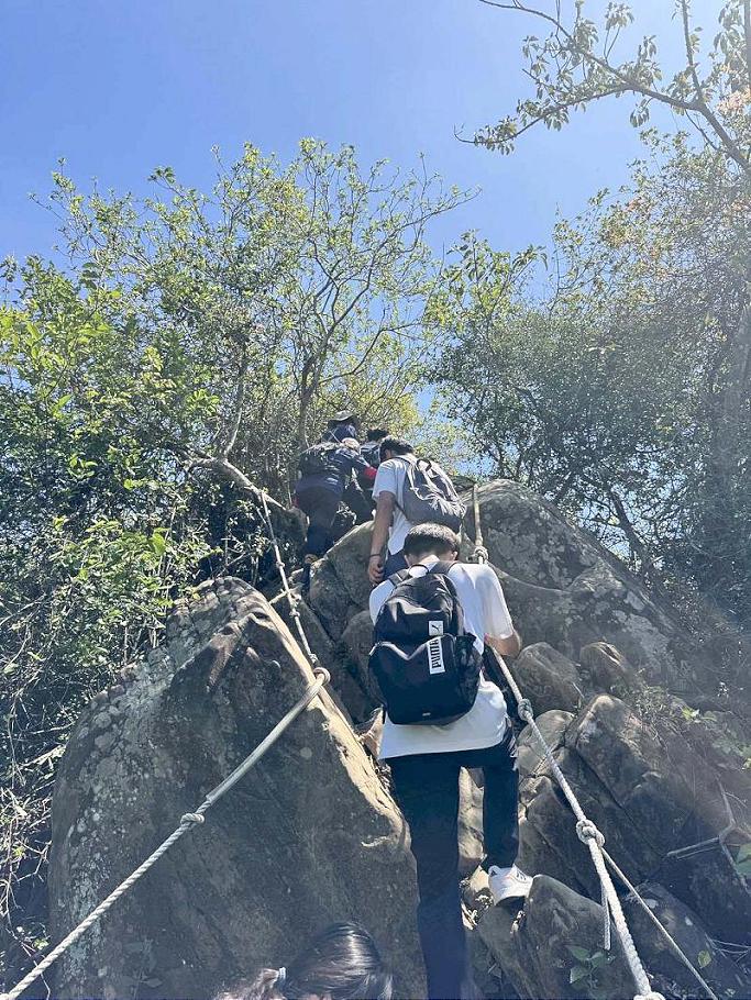 文山高中首辦成年禮 高三生挑戰攻頂旗尾山頒授刻名證書印章