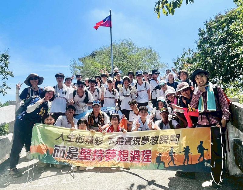 文山高中首辦成年禮 高三生挑戰攻頂旗尾山頒授刻名證書印章