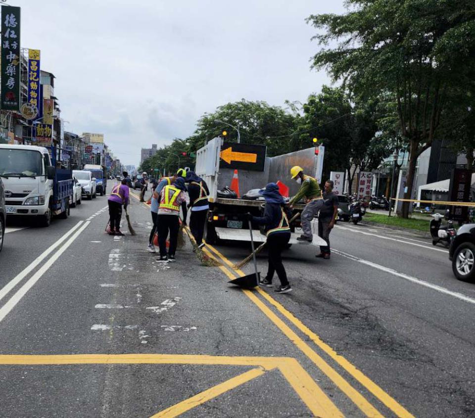 連日豪雨致屏東市民生路現坑洞碎石清潔隊速移除 市公所要求加密巡查即時協處