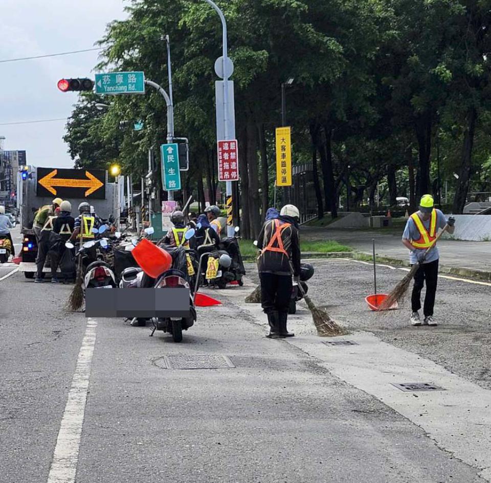 連日豪雨致屏東市民生路現坑洞碎石清潔隊速移除 市公所要求加密巡查即時協處