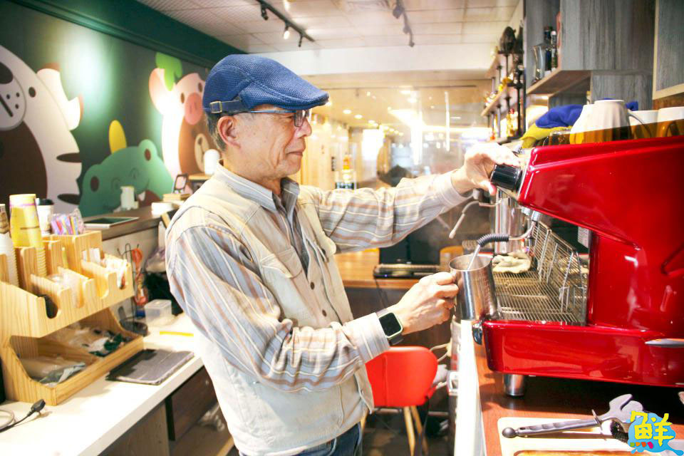 高雄地標!百元消費 百萬美景 百萬港景咖啡廳 在咖啡香中品味高雄之美