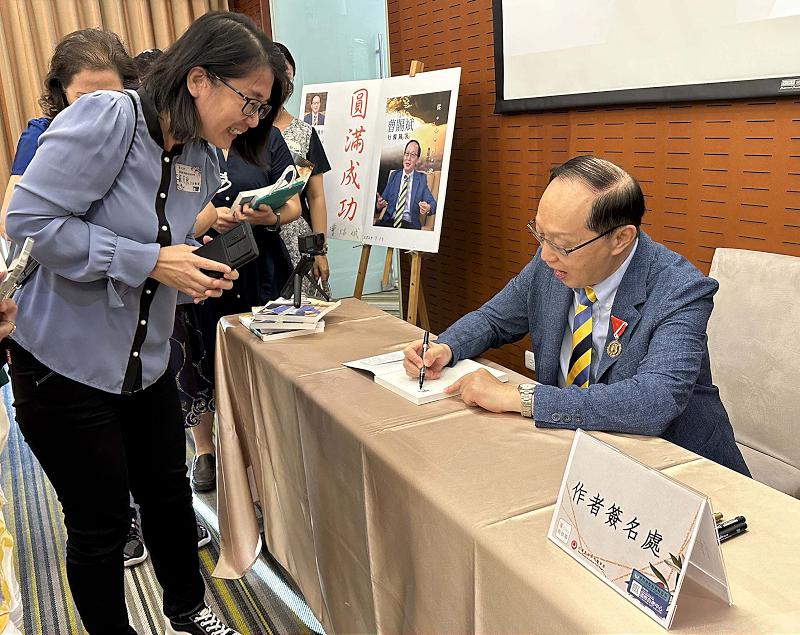 台灣資深整形名醫曹賜斌新書發表會高雄場 已故恩師羅慧夫人工智慧技術現身祝福
