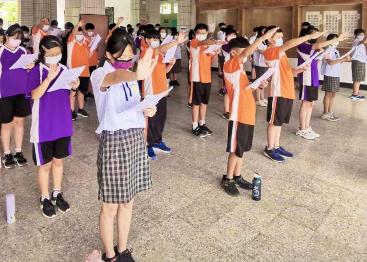 茄萣國中新生訓練舉右手宣誓 用心學習守護校園尊敬師長