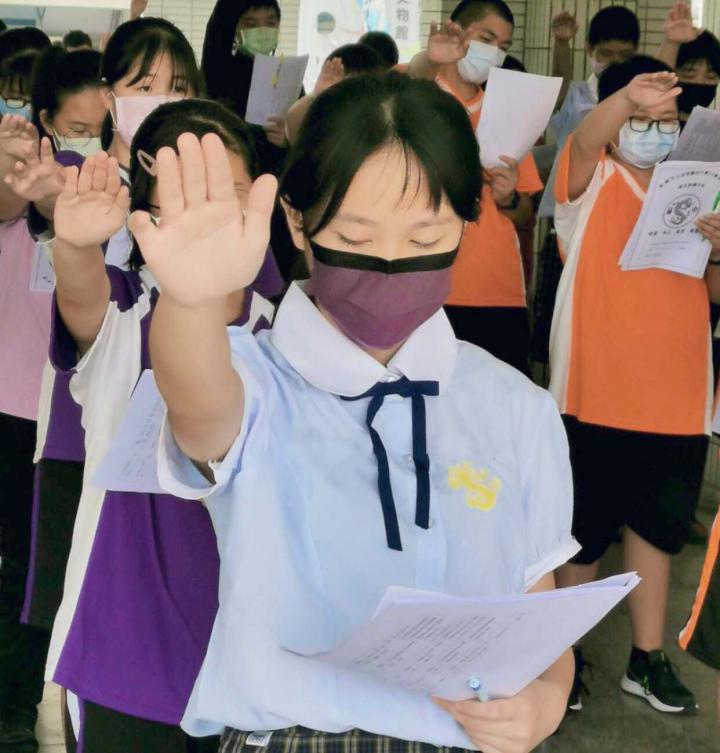 茄萣國中新生訓練舉右手宣誓 用心學習守護校園尊敬師長