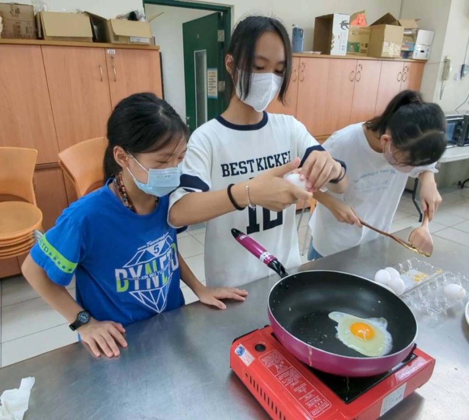 鳳陽國小畢業感恩餐會 學生取材在地製作套餐飲品秀校定課程成果