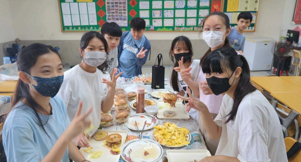 鳳陽國小畢業感恩餐會 學生取材在地製作套餐飲品秀校定課程成果