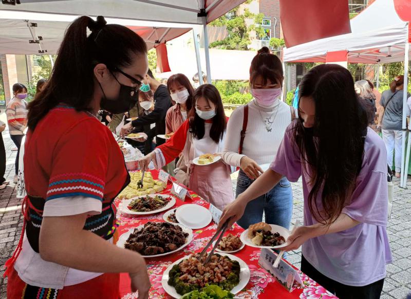高苑科大觀光系選用在地食材結合東南亞料理技法 呈現多元美食文化