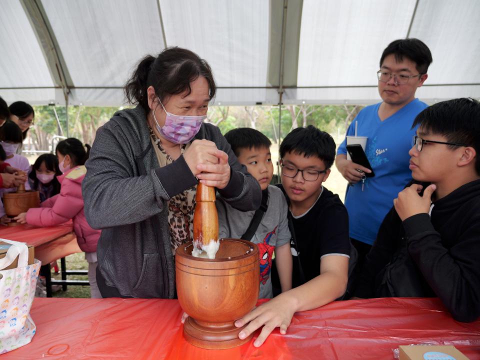 高雄米食節 蛇(什)麼都好吃 中央公園成為熱鬧的米食博覽會