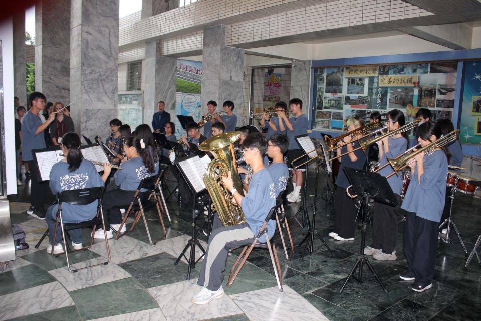 日本熊本縣青少年大使訪高交流 中正高中、中正國小演出迎賓教育局互贈紀念品