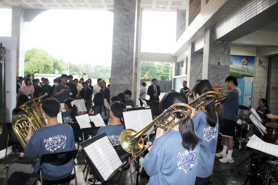 日本熊本縣青少年大使訪高交流 中正高中、中正國小演出迎賓教育局互贈紀念品