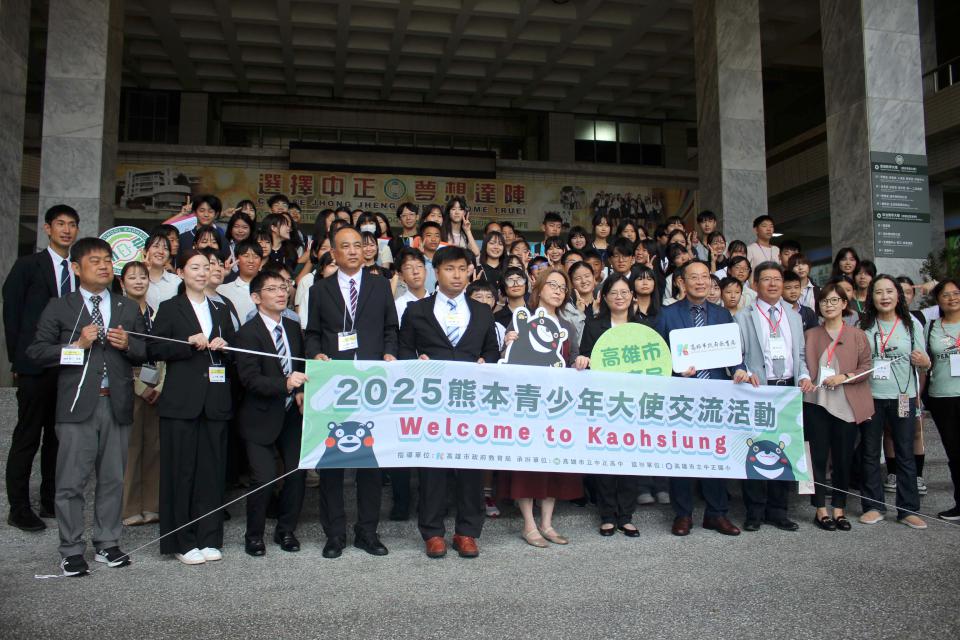 日本熊本縣青少年大使訪高交流 中正高中、中正國小演出迎賓教育局互贈紀念品