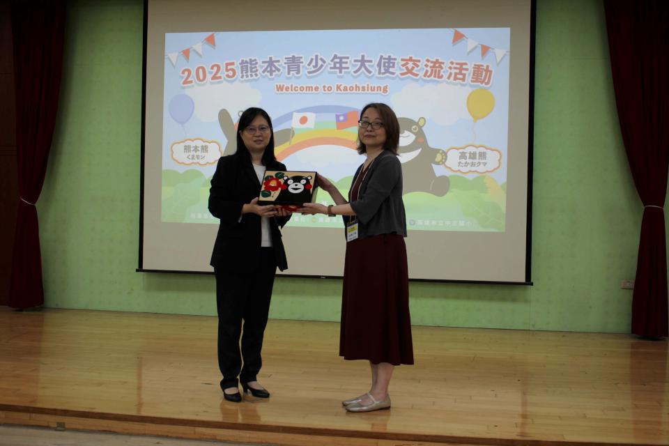日本熊本縣青少年大使訪高交流 中正高中、中正國小演出迎賓教育局互贈紀念品