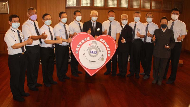 慈濟基金會捐高市消防局住警器、福慧床、毛毯等防災物資 嘉惠獨居身障低收家庭