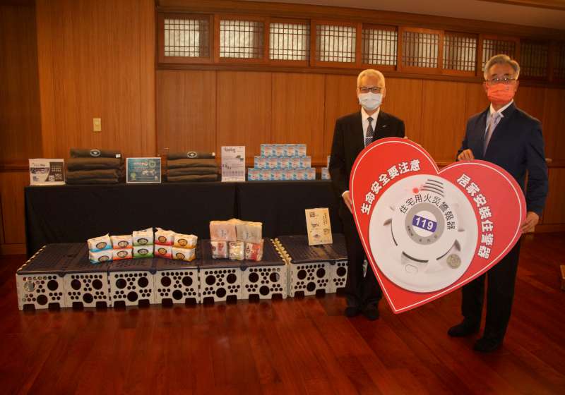 慈濟基金會捐高市消防局住警器、福慧床、毛毯等防災物資 嘉惠獨居身障低收家庭