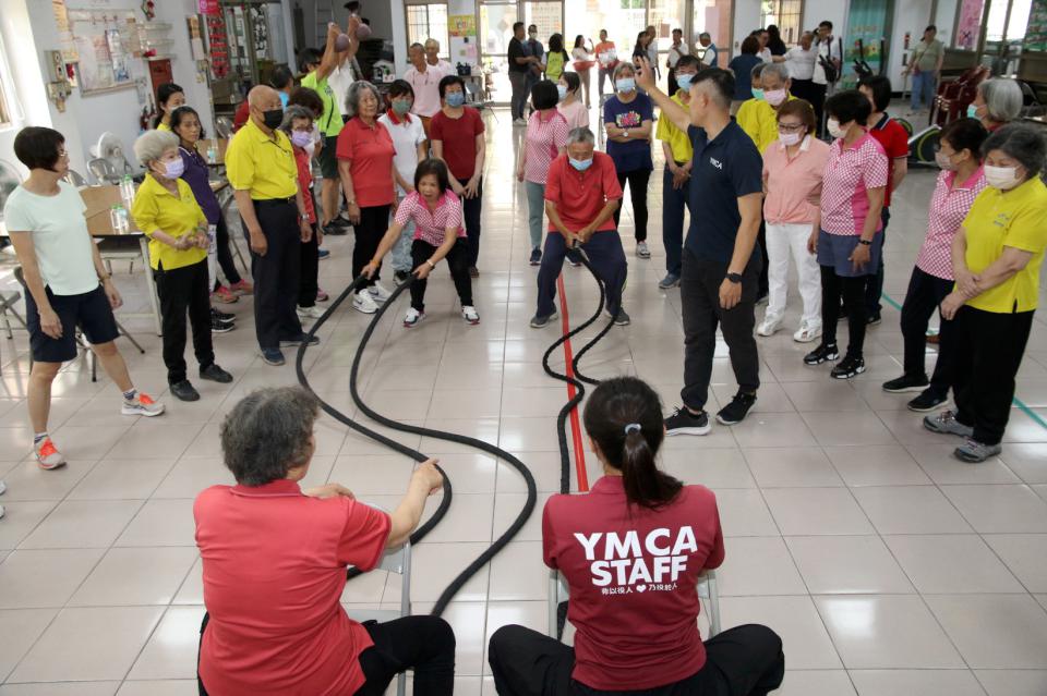 高市府攜手日月光集團領先全台打造行動健身房 114年首站續巡迴仁武區嘉惠銀髮族