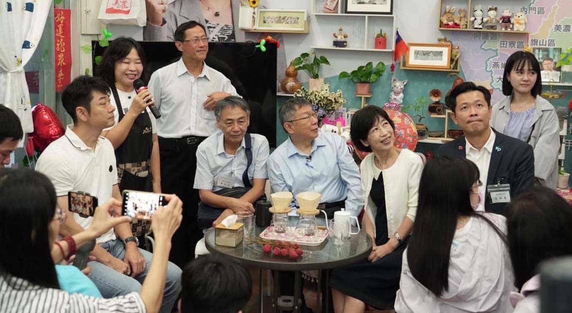 民眾黨主席柯文哲訪高市黨部榮譽主委曾尹儷咖啡廳 體驗甲仙大田社區竹鼓打擊