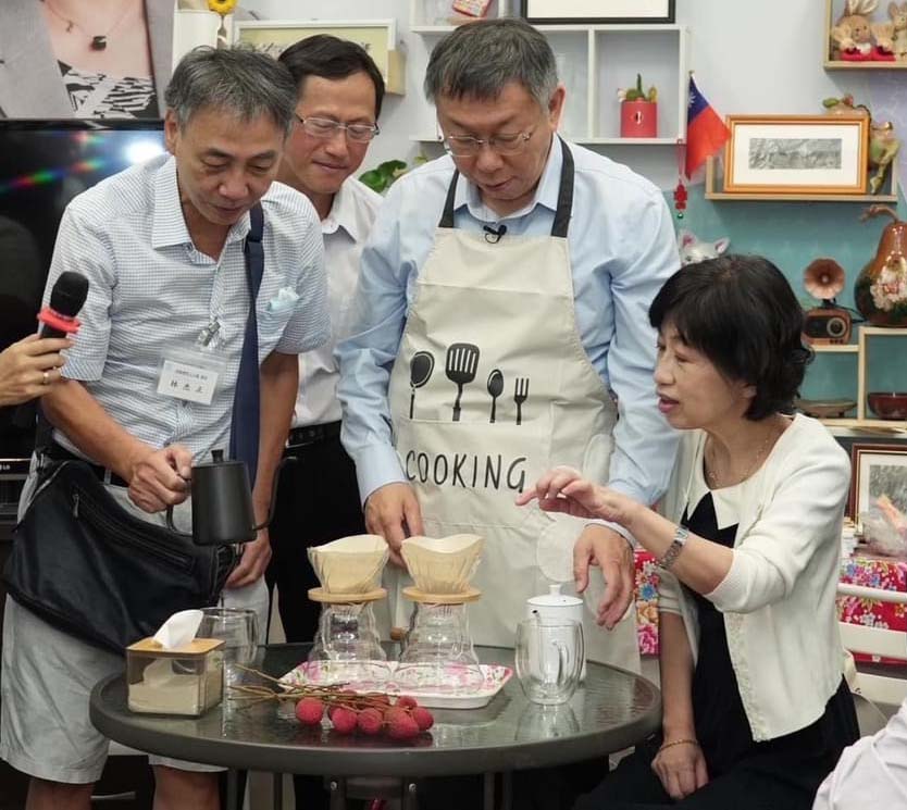 民眾黨主席柯文哲訪高市黨部榮譽主委曾尹儷咖啡廳 體驗甲仙大田社區竹鼓打擊