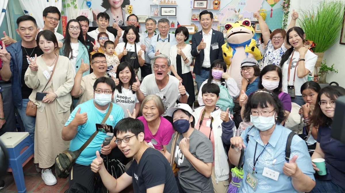 民眾黨主席柯文哲訪高市黨部榮譽主委曾尹儷咖啡廳 體驗甲仙大田社區竹鼓打擊