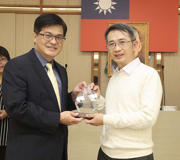 高市26所國中鼓勵學生閱讀中英文書籍 榮膺教育局閱讀標章學校