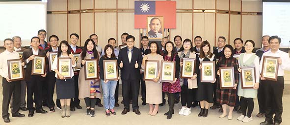 高市26所國中鼓勵學生閱讀中英文書籍 榮膺教育局閱讀標章學校