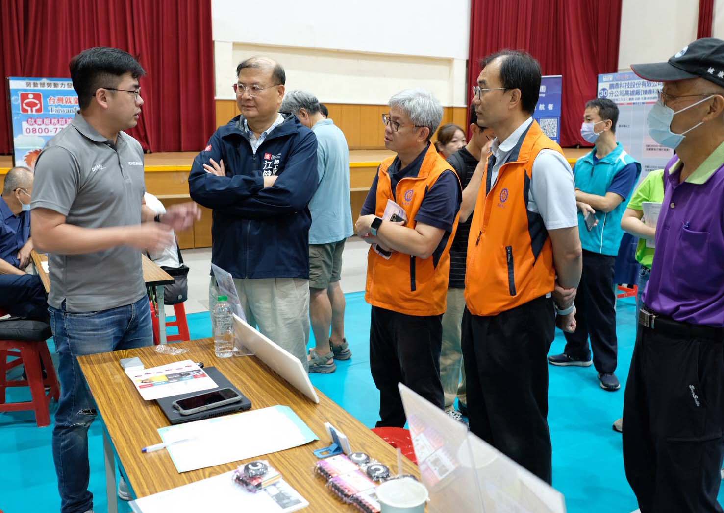 高市勞工局訓就中心邀36家廠商前進鳳山區福誠高中 招募1200名新血媒合率約46%