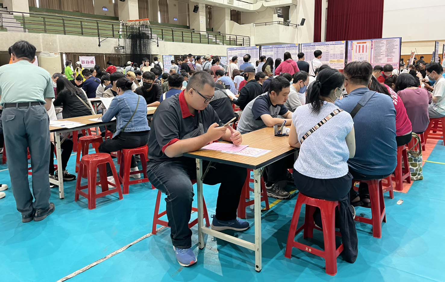 高市勞工局訓就中心邀36家廠商前進鳳山區福誠高中 招募1200名新血媒合率約46%