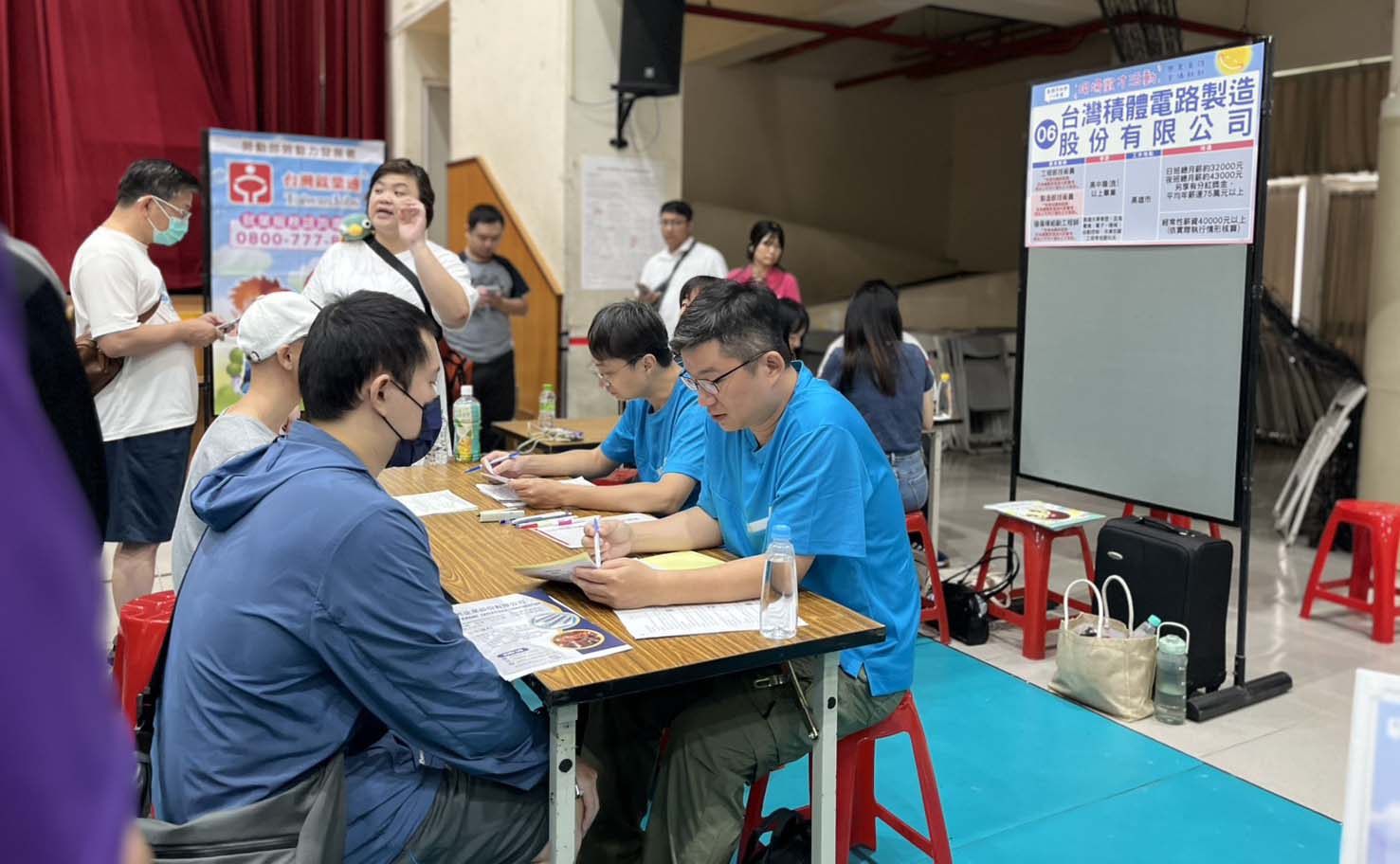 高市勞工局訓就中心邀36家廠商前進鳳山區福誠高中 招募1200名新血媒合率約46%