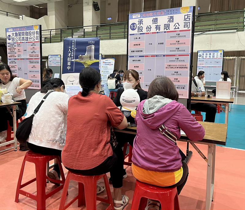 高市勞工局訓就中心邀36家廠商前進鳳山區福誠高中 招募1200名新血媒合率約46%