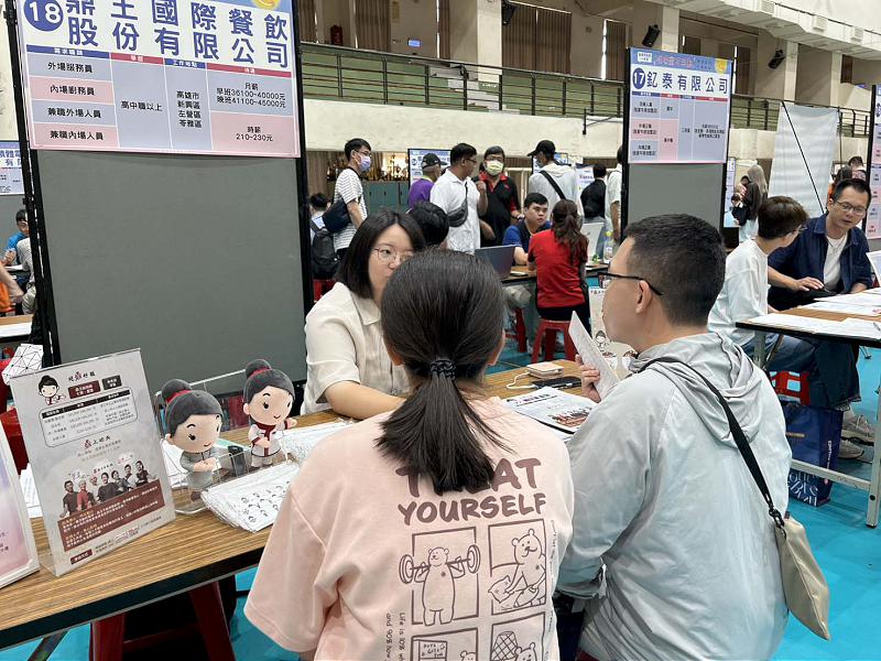 高市勞工局訓就中心邀36家廠商前進鳳山區福誠高中 招募1200名新血媒合率約46%