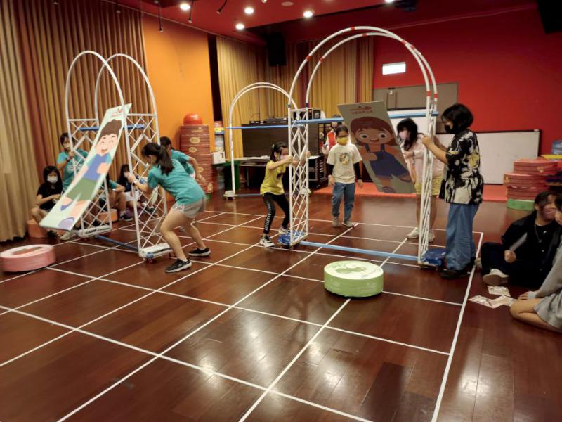 河堤國小攜手敬典文教基金會玩屋 學童挑戰創意闖關迎兒童節