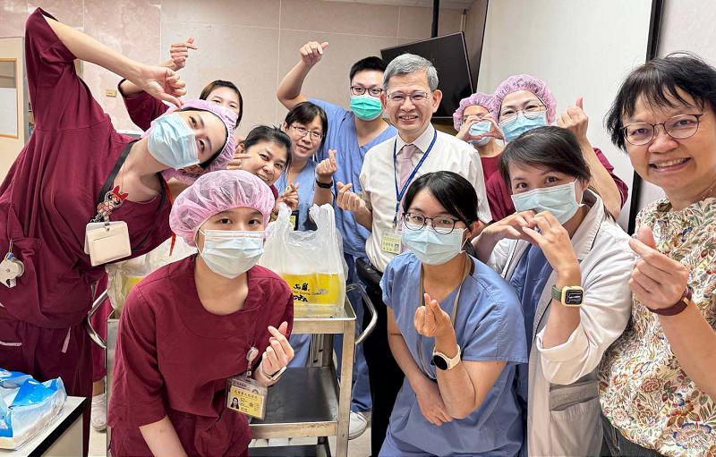 高榮院長陳金順贈各單位同仁飲品 慰勉端午連假續堅守崗位