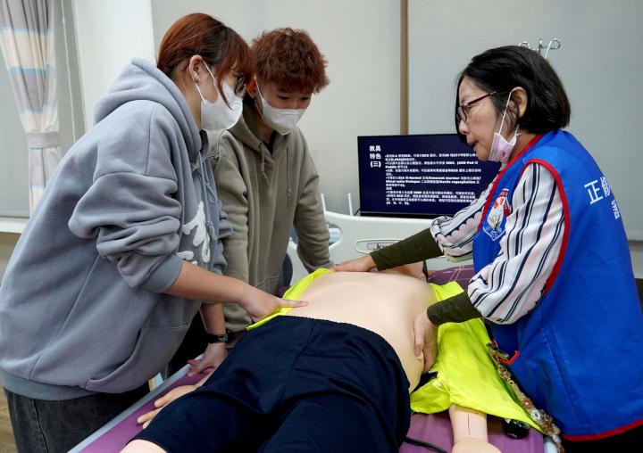 正修科大護理系護理魔法學院冬令營 逐關體驗臨床實務技能