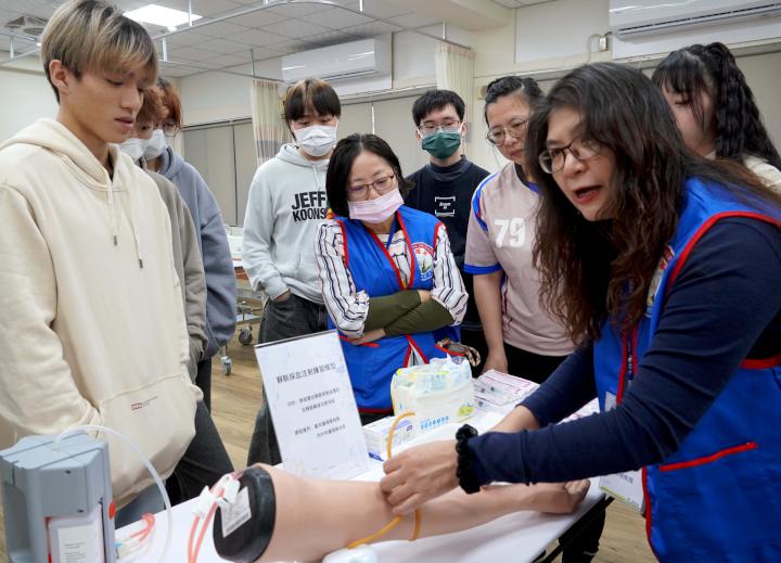 正修科大護理系護理魔法學院冬令營 逐關體驗臨床實務技能