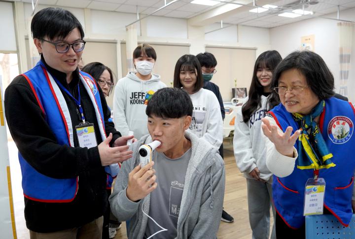 正修科大護理系護理魔法學院冬令營 逐關體驗臨床實務技能