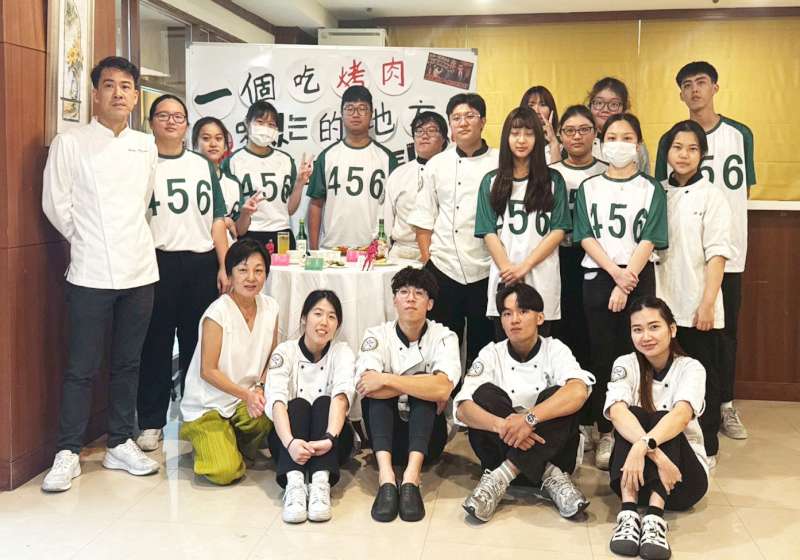 義大餐旅系大二生策畫執行兩餐會 創新台式辦桌融入韓國影集烤肉文化