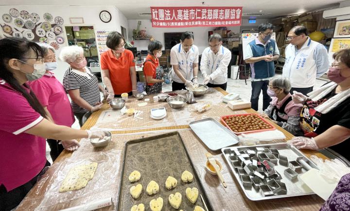 高市仁武慈暉志願協會攜手台塑仁武廠 贈獨老低收入戶手作月餅、司康、電扇賀中秋