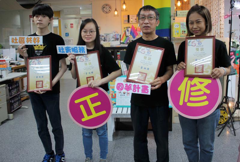 正修科大4身障生發揮專長投身社會服務 接受校長龔瑞璋頒狀表揚