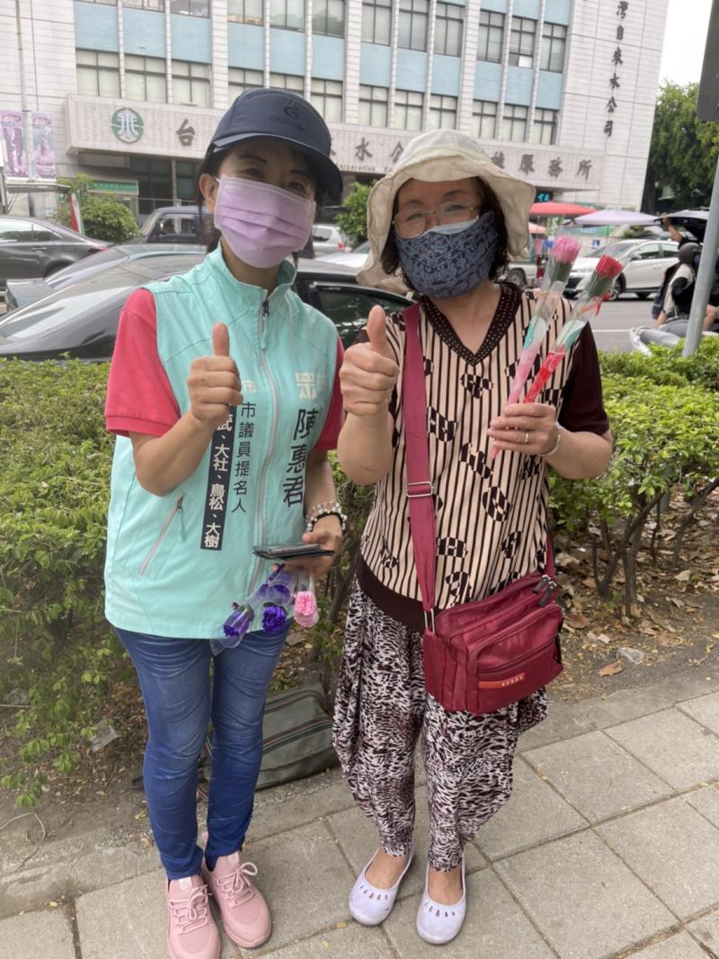 向勞工致敬！高雄市民眾黨參選人及幹部獻上萬朵康乃馨予勞工朋友並預祝母親節