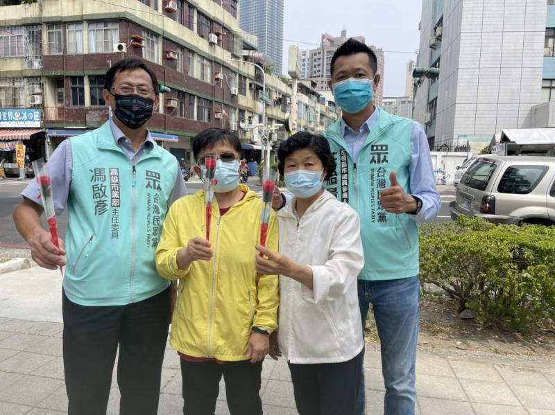 向勞工致敬！高雄市民眾黨參選人及幹部獻上萬朵康乃馨予勞工朋友並預祝母親節