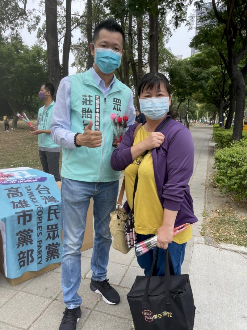 向勞工致敬！高雄市民眾黨參選人及幹部獻上萬朵康乃馨予勞工朋友並預祝母親節
