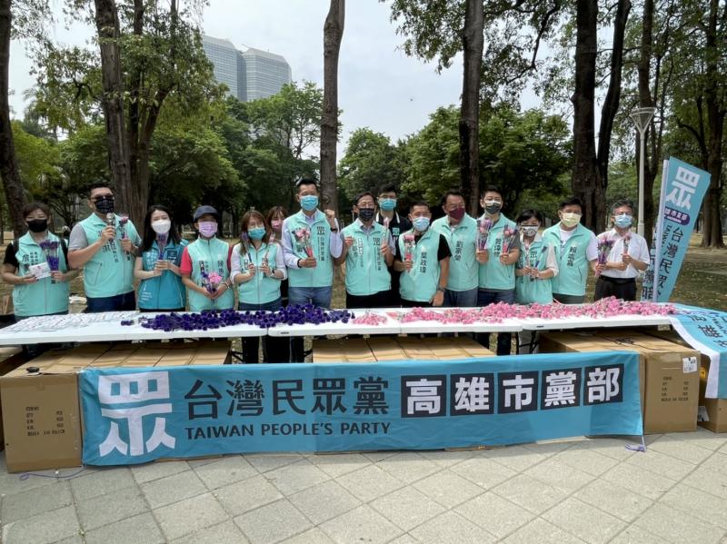 向勞工致敬！高雄市民眾黨參選人及幹部獻上萬朵康乃馨予勞工朋友並預祝母親節