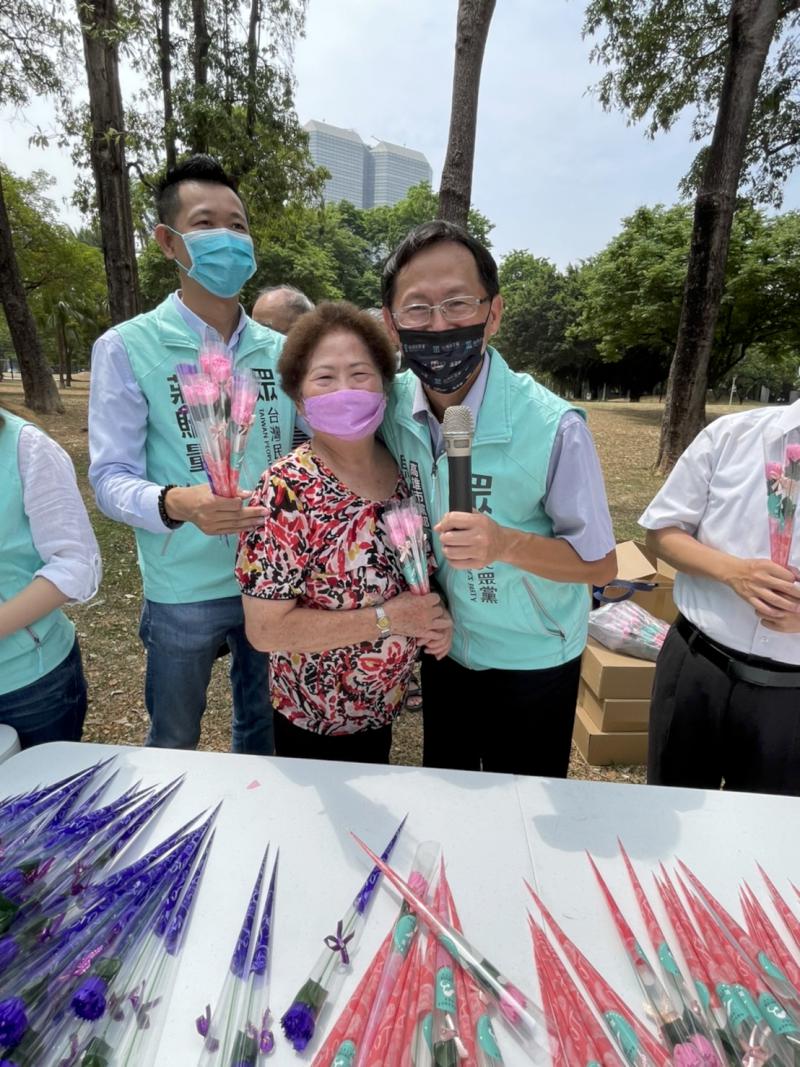 向勞工致敬！高雄市民眾黨參選人及幹部獻上萬朵康乃馨予勞工朋友並預祝母親節