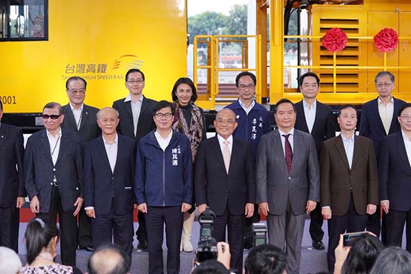 台灣高鐵攜手中鋼開發高鐵電車線維修工程車啟用 陳其邁陪同蘇貞昌見證國造新頁