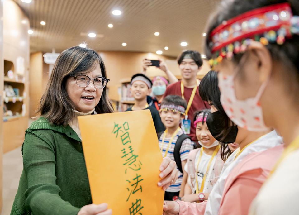 高市圖夜宿總圖《悅讀世界的精靈王國》 抽選48名孩童參與26小時體驗活動