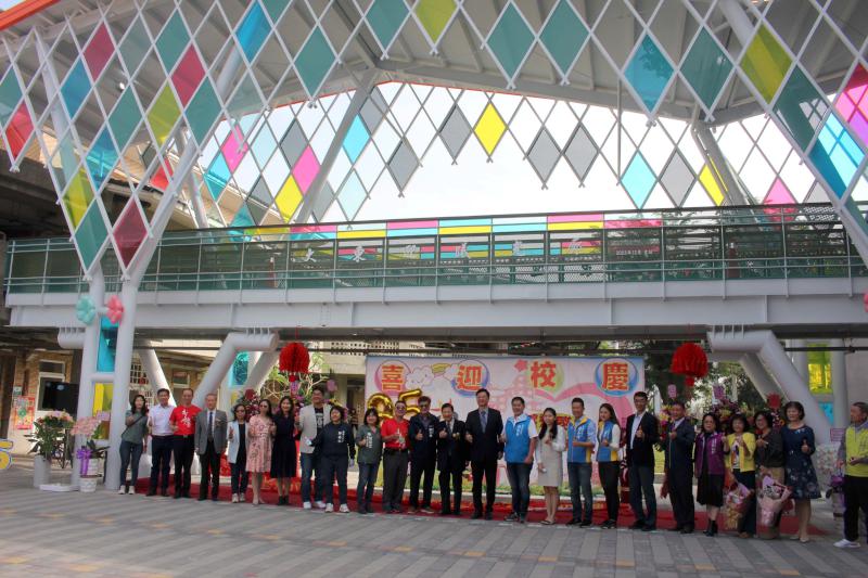 高市大東國小創校85 週年 大東醫院院長蔡森郎捐資興建迎曦光廊同步啟用