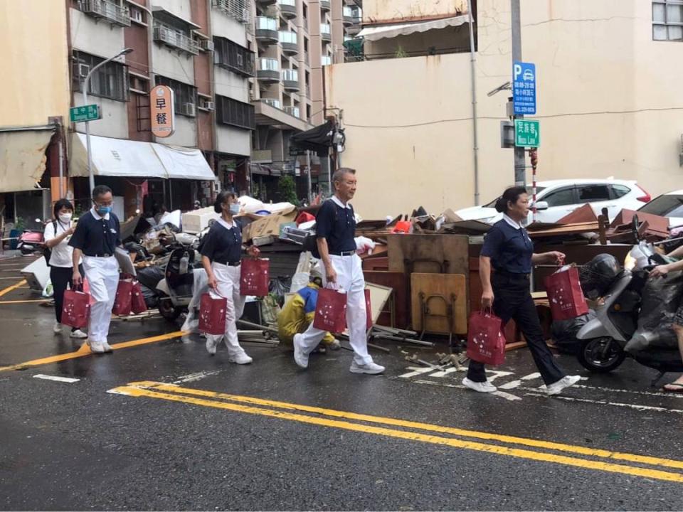 強颱凱米雨炸高市淹水傳災情 慈濟高雄分會志工備熱食物資送災區