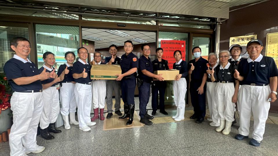 強颱凱米雨炸高市淹水傳災情 慈濟高雄分會志工備熱食物資送災區