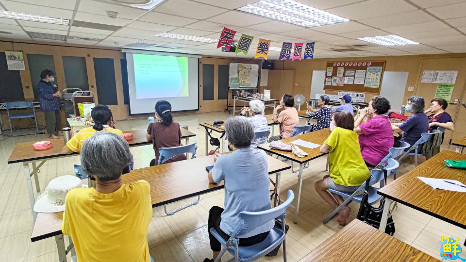 廣告紙也能玩創意!左營圖書館「紙的永續 循環再生」&橘綺卡の六角形置物盒 帶學員以巧手落實環保