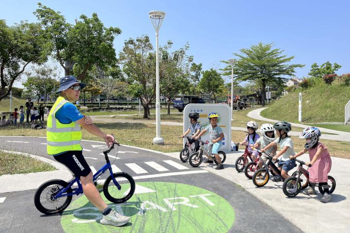 高市路竹幼兒園設計交通安全第一系列活動 前進岡山河堤公園模擬上路情境