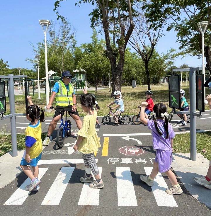 高市路竹幼兒園設計交通安全第一系列活動 前進岡山河堤公園模擬上路情境
